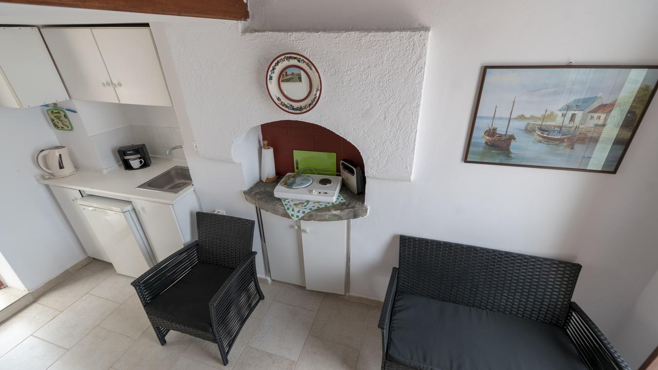Roulas Apartments Chalki Town Exteriör bild